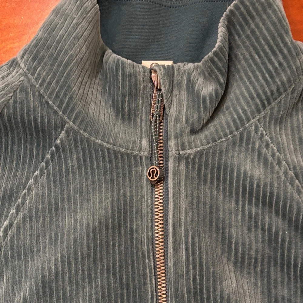 Lululemon Scuba Track Jacket Velvet Cord 8.‎ EUC